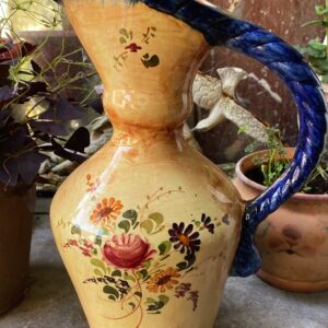Imposante okergele plateel schenkkan met veldbloemen – Ochre plateel pitcher with wildflowers – ca. 20e eeuw (1) plateel-pitcher-wild-flowers