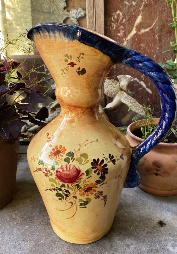 Imposante okergele plateel schenkkan met veldbloemen – Ochre plateel pitcher with wildflowers – ca. 20e eeuw (1) plateel-pitcher-wild-flowers