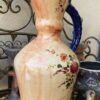Imposante okergele plateel schenkkan met veldbloemen – Ochre plateel pitcher with wildflowers – ca. 20e eeuw (10) Imposante okergele plateel schenkkan met veldbloemen – Ochre plateel pitcher with wildflowers – ca. 20e eeuw