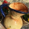 Imposante okergele plateel schenkkan met veldbloemen – Ochre plateel pitcher with wildflowers – ca. 20e eeuw (4) Imposante okergele plateel schenkkan met veldbloemen – Ochre plateel pitcher with wildflowers – ca. 20e eeuw