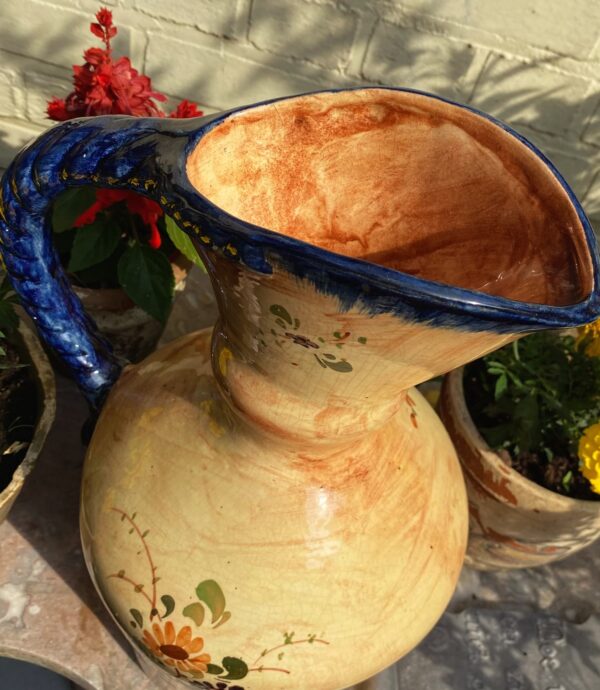 Imposante okergele plateel schenkkan met veldbloemen – Ochre plateel pitcher with wildflowers – ca. 20e eeuw (4) Imposante okergele plateel schenkkan met veldbloemen – Ochre plateel pitcher with wildflowers – ca. 20e eeuw