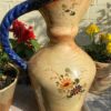 Imposante okergele plateel schenkkan met veldbloemen – Ochre plateel pitcher with wildflowers – ca. 20e eeuw (6) Imposante okergele plateel schenkkan met veldbloemen – Ochre plateel pitcher with wildflowers – ca. 20e eeuw