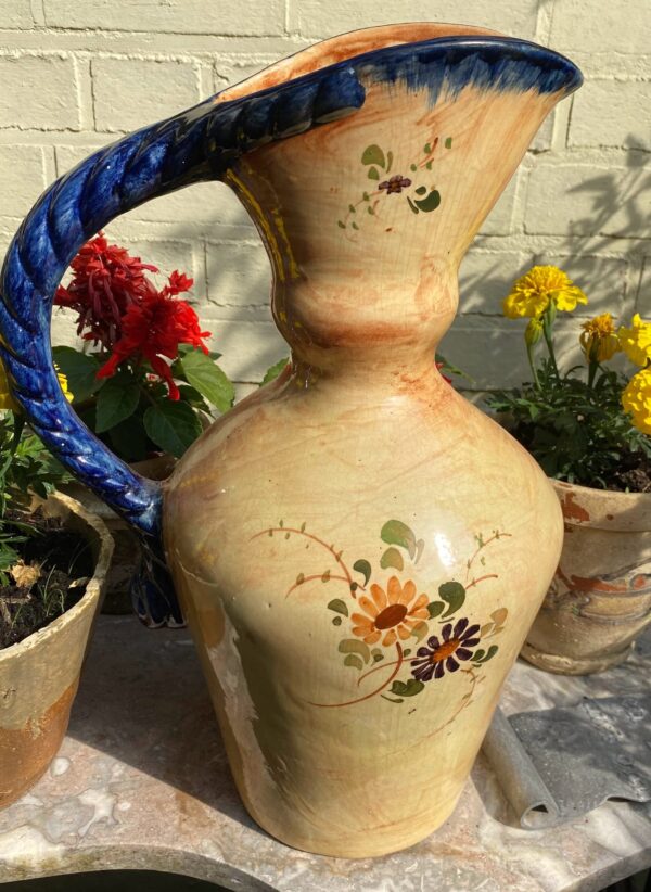 Imposante okergele plateel schenkkan met veldbloemen – Ochre plateel pitcher with wildflowers – ca. 20e eeuw (6) Imposante okergele plateel schenkkan met veldbloemen – Ochre plateel pitcher with wildflowers – ca. 20e eeuw