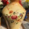 Imposante okergele plateel schenkkan met veldbloemen – Ochre plateel pitcher with wildflowers – ca. 20e eeuw (8) Imposante okergele plateel schenkkan met veldbloemen – Ochre plateel pitcher with wildflowers – ca. 20e eeuw