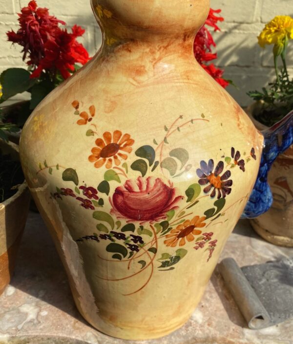 Imposante okergele plateel schenkkan met veldbloemen – Ochre plateel pitcher with wildflowers – ca. 20e eeuw (8) Imposante okergele plateel schenkkan met veldbloemen – Ochre plateel pitcher with wildflowers – ca. 20e eeuw