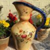 Imposante okergele plateel schenkkan met veldbloemen – Ochre plateel pitcher with wildflowers – ca. 20e eeuw (9) Imposante okergele plateel schenkkan met veldbloemen – Ochre plateel pitcher with wildflowers – ca. 20e eeuw