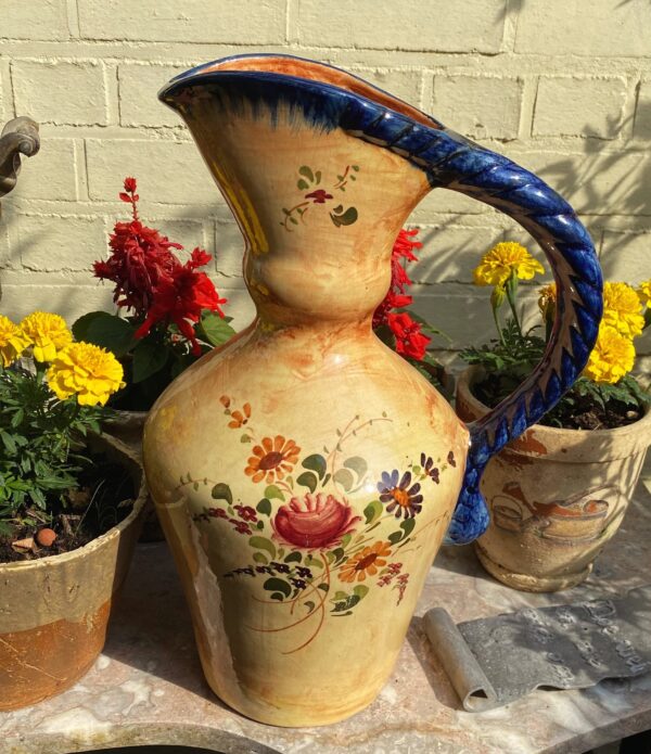 Imposante okergele plateel schenkkan met veldbloemen – Ochre plateel pitcher with wildflowers – ca. 20e eeuw (9) Imposante okergele plateel schenkkan met veldbloemen – Ochre plateel pitcher with wildflowers – ca. 20e eeuw