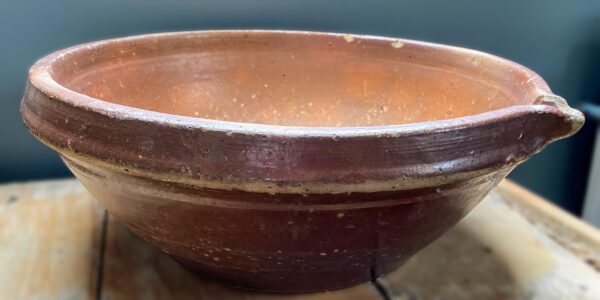 Imposing French stoneware butter‑ or cream‑separating bowl – late 19th century (1) Antieke imposante Franse boter- of roomteil in gres aardewerk | Imposing French stoneware butter‑ or cream‑separating bowl – late 19th century