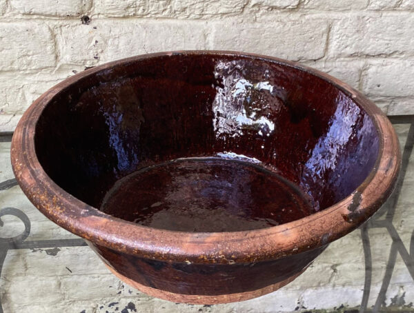 Imposante aardebruine confit schaal | Impressive earth‑brown confit bowl – handmade and versatile