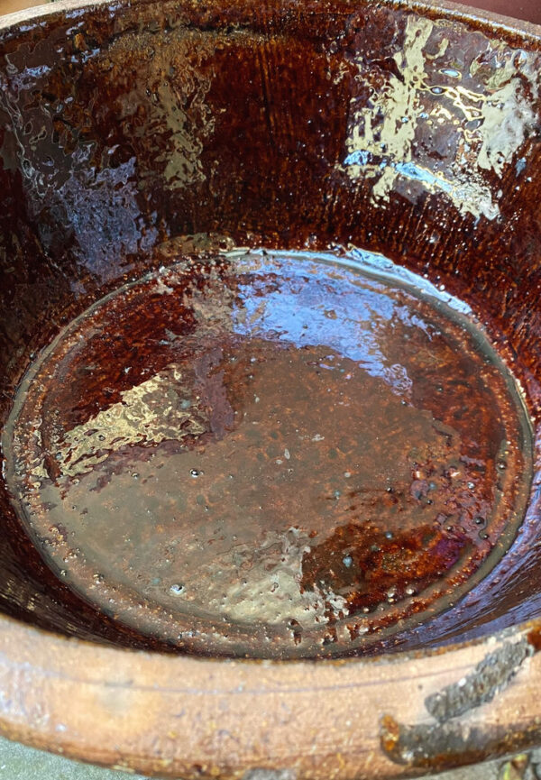 Imposante aardebruine confit schaal | Impressive earth‑brown confit bowl – handmade and versatile