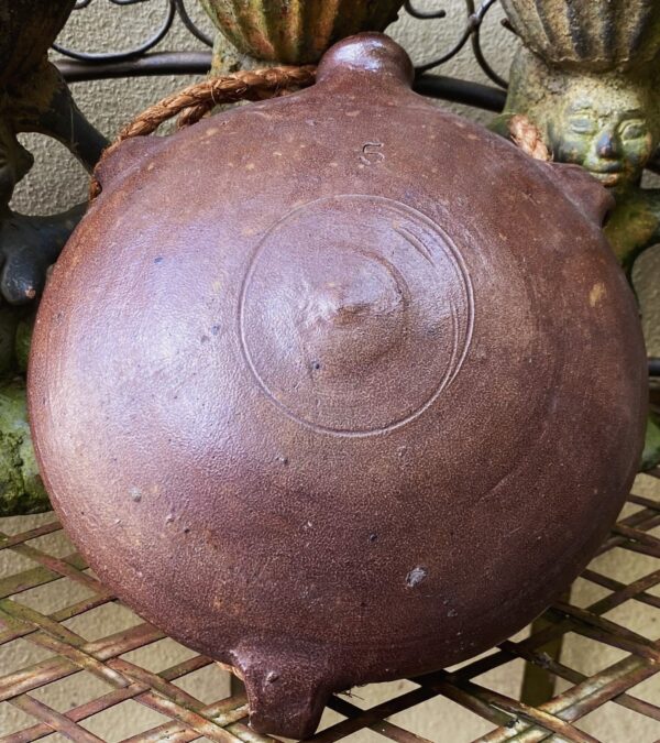 Kleine 19de -eeuwse terracotta padden kalebas met draagtouw (1) Zandstenen paddenkalebas met drie handvatten | Sandstone toad‑gourd vessel, 19th century