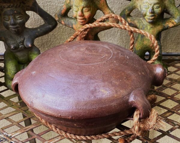 Kleine 19de -eeuwse terracotta padden kalebas met draagtouw (2) Zandstenen paddenkalebas met drie handvatten | Sandstone toad‑gourd vessel, 19th century