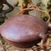 Kleine 19de -eeuwse terracotta padden kalebas met draagtouw (2) Groot formaat terracotta paddenkalebas in geglazuurd steengoed | Large terracotta toad‑gourd vessel, ca. 1900