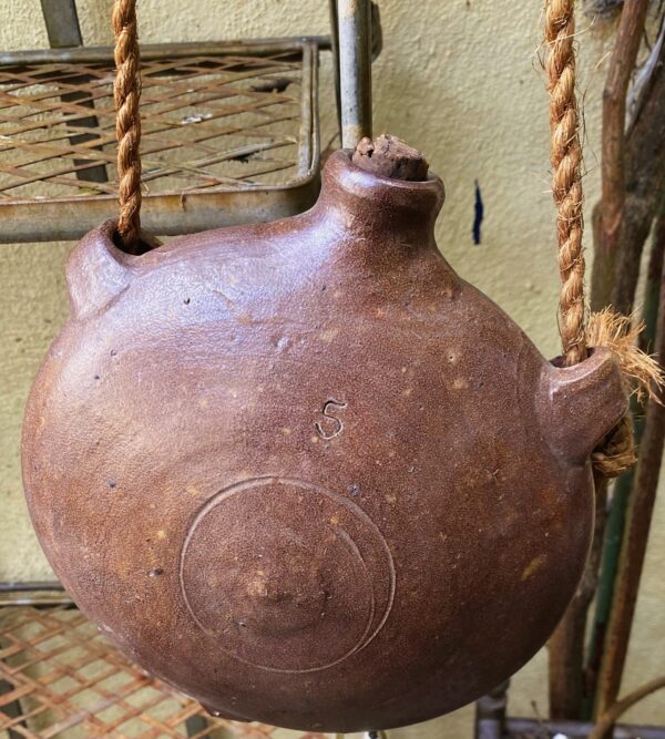 Kleine 19de -eeuwse terracotta padden kalebas met draagtouw (3) Zandstenen paddenkalebas met drie handvatten | Sandstone toad‑gourd vessel, 19th century