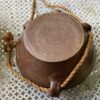 Kleine 19de -eeuwse terracotta padden kalebas met draagtouw (4) Zandstenen paddenkalebas met drie handvatten | Sandstone toad‑gourd vessel, 19th century