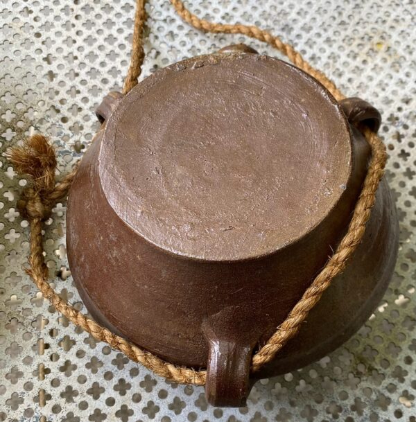 Kleine 19de -eeuwse terracotta padden kalebas met draagtouw (4) Zandstenen paddenkalebas met drie handvatten | Sandstone toad‑gourd vessel, 19th century