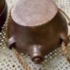 Kleine 19de -eeuwse terracotta padden kalebas met draagtouw (5) Zandstenen paddenkalebas met drie handvatten | Sandstone toad‑gourd vessel, 19th century