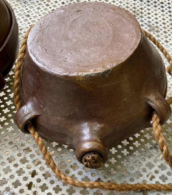Kleine 19de -eeuwse terracotta padden kalebas met draagtouw (5) Zandstenen paddenkalebas met drie handvatten | Sandstone toad‑gourd vessel, 19th century