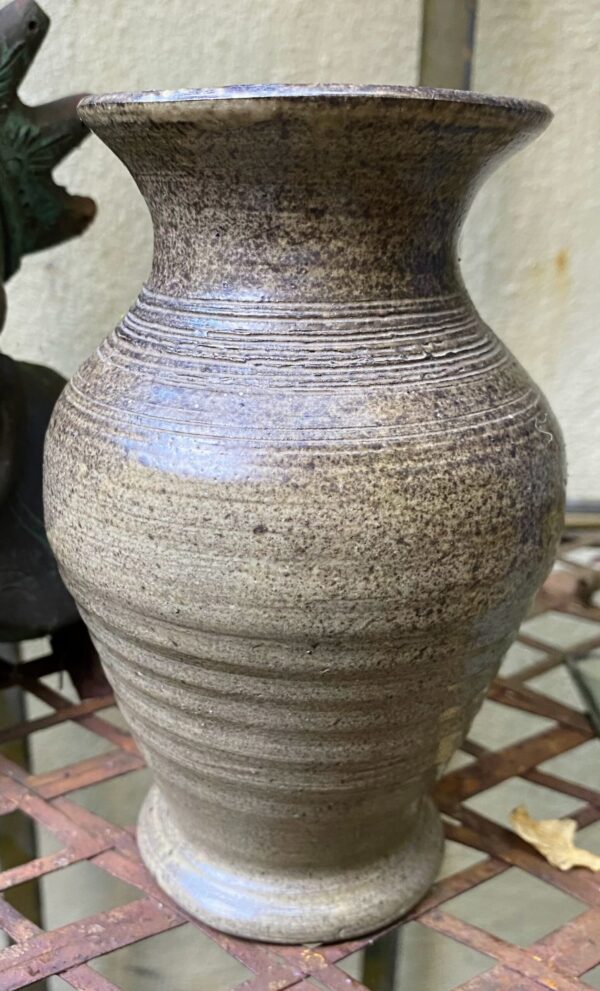 Kunstzinnig aardewerken vaasje van Paul van Gompel – Artistic earthenware vase by Paul van Gompel (1) artistic earthenware vase by Paul van Gompel