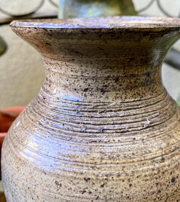Kunstzinnig aardewerken vaasje van Paul van Gompel – Artistic earthenware vase by Paul van Gompel (3) Kunstzinnig aardewerken vaasje van Paul van Gompel – Artistic earthenware vase by Paul van Gompel