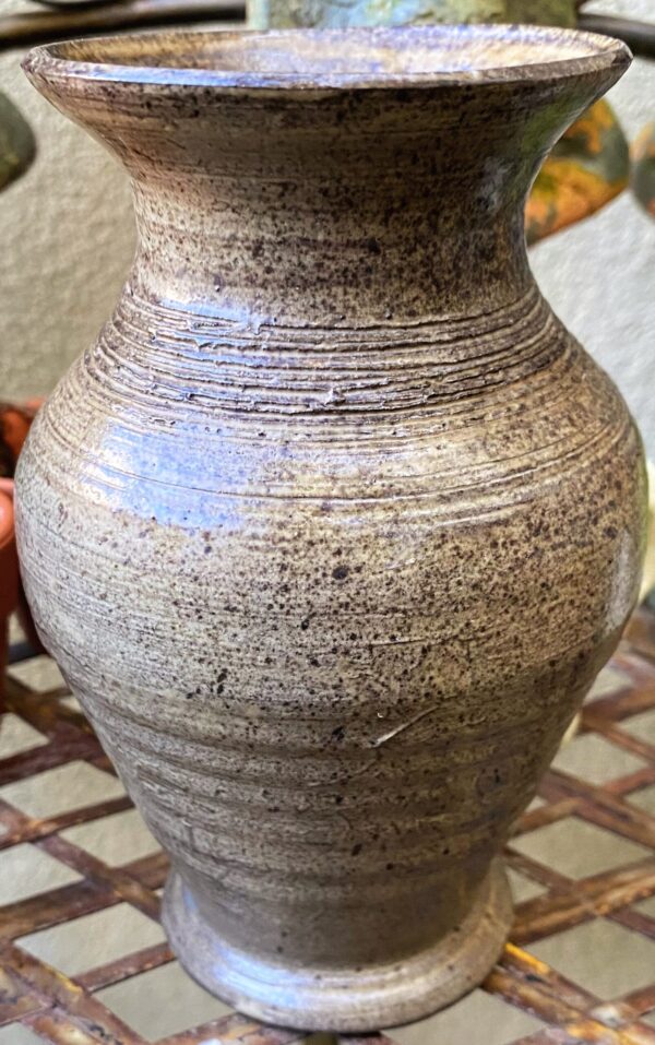 Kunstzinnig aardewerken vaasje van Paul van Gompel – Artistic earthenware vase by Paul van Gompel (6) Kunstzinnig aardewerken vaasje van Paul van Gompel – Artistic earthenware vase by Paul van Gompel