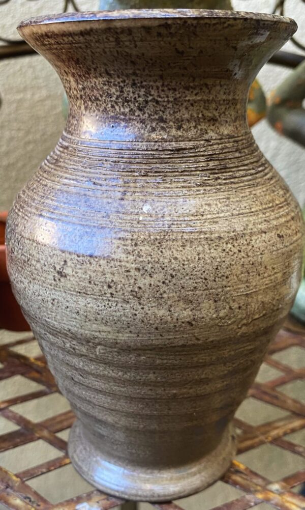 Kunstzinnig aardewerken vaasje van Paul van Gompel – Artistic earthenware vase by Paul van Gompel (7) Kunstzinnig aardewerken vaasje van Paul van Gompel – Artistic earthenware vase by Paul van Gompel