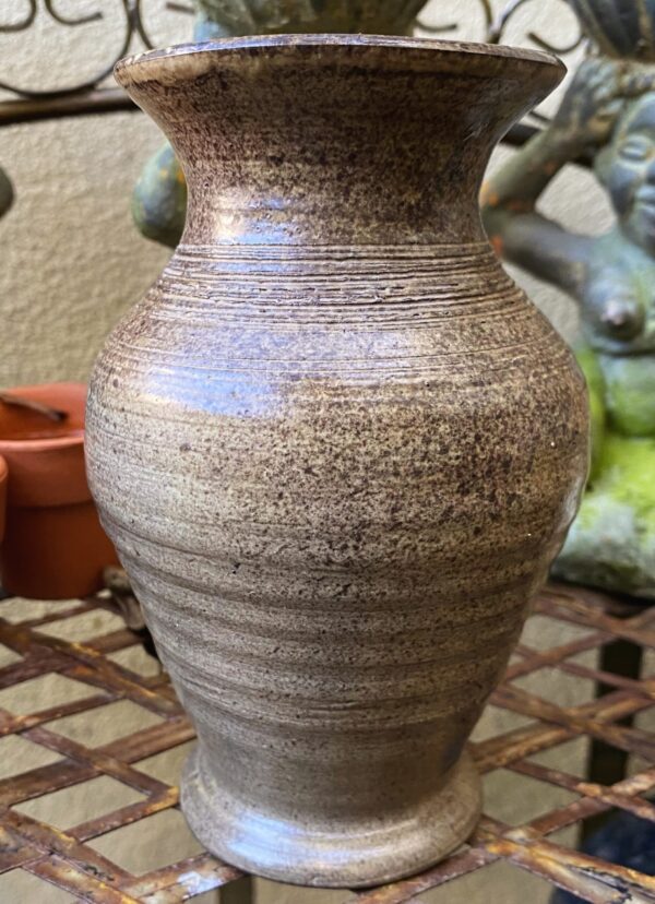 Kunstzinnig aardewerken vaasje van Paul van Gompel – Artistic earthenware vase by Paul van Gompel (8) Kunstzinnig aardewerken vaasje van Paul van Gompel – Artistic earthenware vase by Paul van Gompel