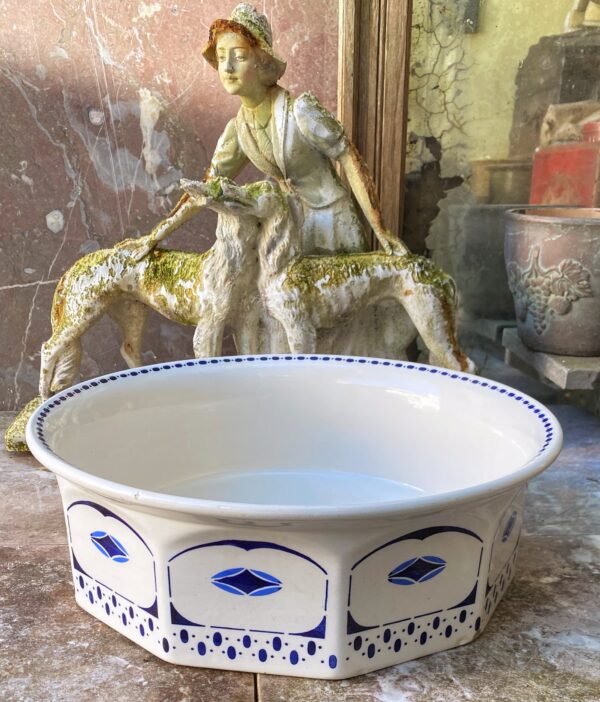 Octagonal Art Deco wash basin, 1930s (1) Achthoekige Art Deco waskom met blauwe geometrische print | Octagonal Art Deco wash basin, 1930s