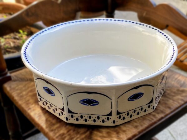Octagonal Art Deco wash basin, 1930s (12) Achthoekige Art Deco waskom met blauwe geometrische print | Octagonal Art Deco wash basin, 1930s