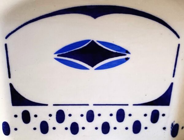 Octagonal Art Deco wash basin, 1930s (2) Achthoekige Art Deco waskom met blauwe geometrische print | Octagonal Art Deco wash basin, 1930s