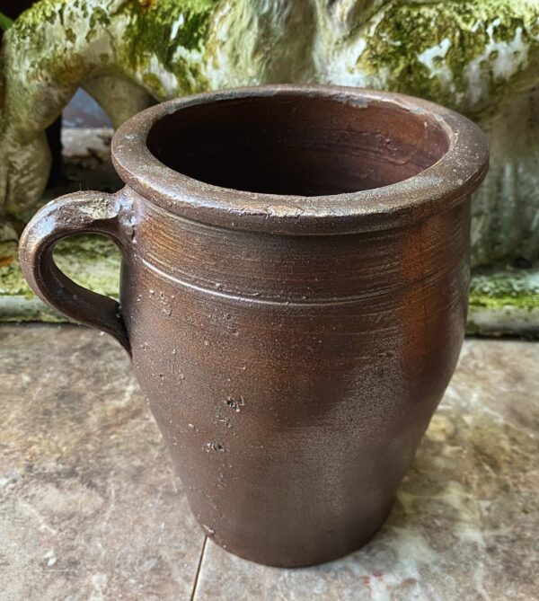 Old French dark‑brown glazed stoneware jug with single handle – late 19th century (1) Oude donkerbruine Franse geglazuurde greskan met één oor | Old French dark‑brown glazed stoneware jug with single handle – late 19th century