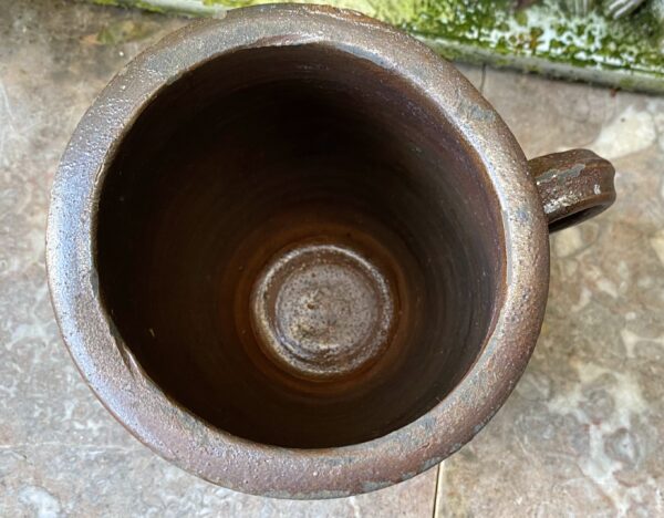 Old French dark‑brown glazed stoneware jug with single handle – late 19th century (10) Oude donkerbruine Franse geglazuurde greskan met één oor | Old French dark‑brown glazed stoneware jug with single handle – late 19th century