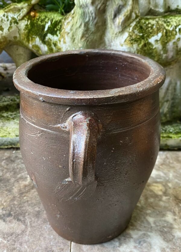 Old French dark‑brown glazed stoneware jug with single handle – late 19th century (2) Oude donkerbruine Franse geglazuurde greskan met één oor | Old French dark‑brown glazed stoneware jug with single handle – late 19th century