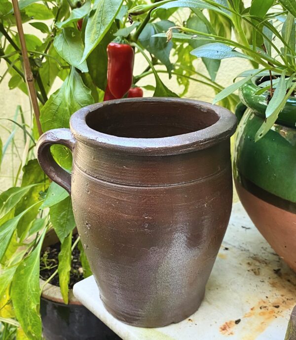 Old French dark‑brown glazed stoneware jug with single handle – late 19th century (5) Oude donkerbruine Franse geglazuurde greskan met één oor | Old French dark‑brown glazed stoneware jug with single handle – late 19th century