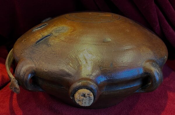 Oude 19de -eeuwse groot formaat terracotta padden kalebas 1 (1) Groot formaat terracotta paddenkalebas in geglazuurd steengoed | Large terracotta toad‑gourd vessel, ca. 1900