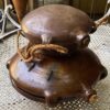 Oude 19de -eeuwse groot formaat terracotta padden kalebas (10) Zandstenen paddenkalebas met drie handvatten | Sandstone toad‑gourd vessel, 19th century