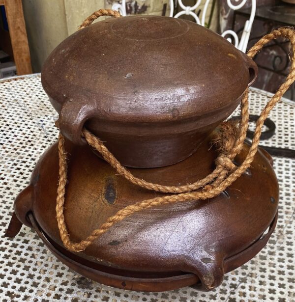 Oude 19de -eeuwse groot formaat terracotta padden kalebas (11) Zandstenen paddenkalebas met drie handvatten | Sandstone toad‑gourd vessel, 19th century