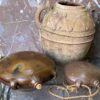 Oude 19de -eeuwse groot formaat terracotta padden kalebas (3) Zandstenen paddenkalebas met drie handvatten | Sandstone toad‑gourd vessel, 19th century