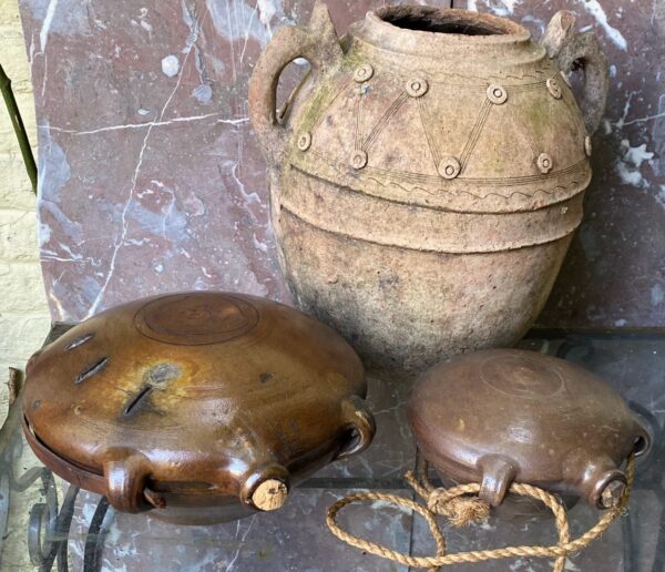 Oude 19de -eeuwse groot formaat terracotta padden kalebas (3) Zandstenen paddenkalebas met drie handvatten | Sandstone toad‑gourd vessel, 19th century