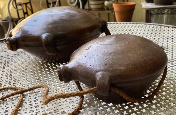 Oude 19de -eeuwse groot formaat terracotta padden kalebas (4) Zandstenen paddenkalebas met drie handvatten | Sandstone toad‑gourd vessel, 19th century