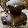 Oude 19de -eeuwse groot formaat terracotta padden kalebas (9) Zandstenen paddenkalebas met drie handvatten | Sandstone toad‑gourd vessel, 19th century