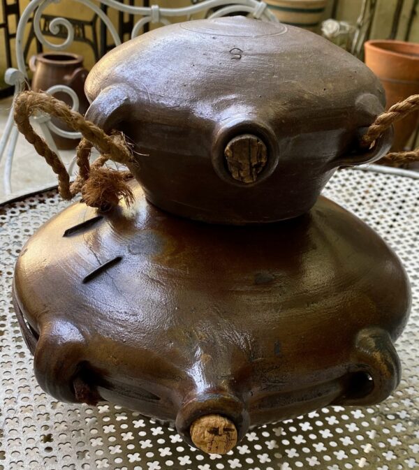 Oude 19de -eeuwse groot formaat terracotta padden kalebas (9) Zandstenen paddenkalebas met drie handvatten | Sandstone toad‑gourd vessel, 19th century