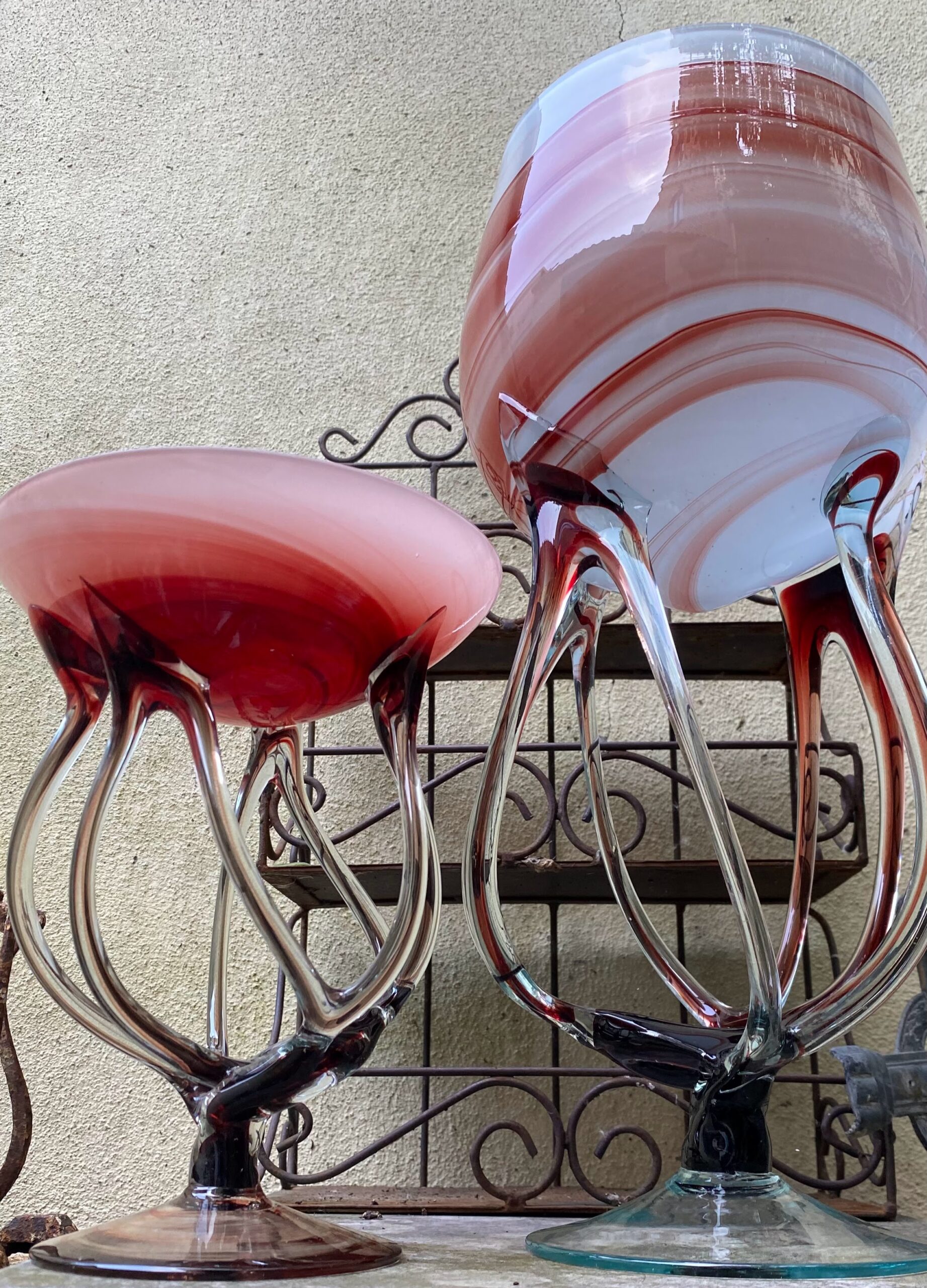 Prachtige grote in rood wit glas geblazen siervaas JellyfishOctopus Jozefina Krosno Polen duo under (2) Art Deco glazen vaas – geëmailleerde figuratieve decoratie naar José Cire Royo, ca. 1950–1974