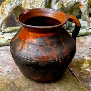 Rustieke donkerbruine aardewerken pot met handvat | Rustic dark‑brown earthenware pot, 1890