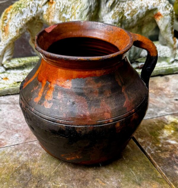 Rustieke donkerbruine aardewerken pot met handvat | Rustic dark‑brown earthenware pot, 1890