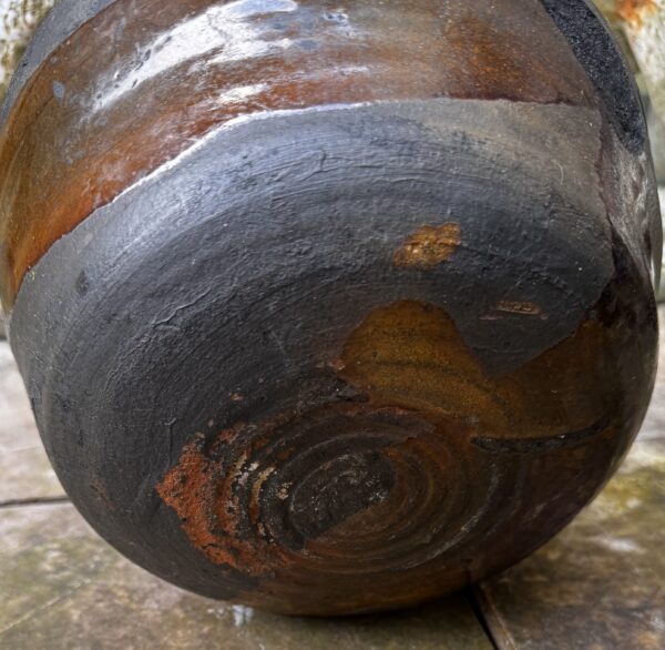 Rustieke donkerbruine aardewerken pot met handvat | Rustic dark‑brown earthenware pot, 1890