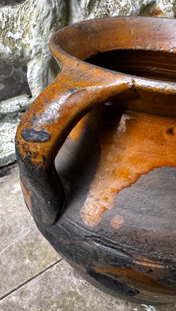 Rustieke donkerbruine aardewerken pot met handvat | Rustic dark‑brown earthenware pot, 1890