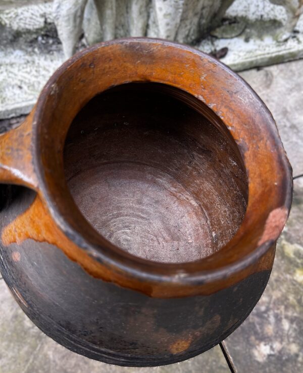 Rustieke donkerbruine aardewerken pot met handvat | Rustic dark‑brown earthenware pot, 1890
