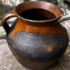 Rustieke donkerbruine aardewerken pot met handvat | Rustic dark‑brown earthenware pot, 1890