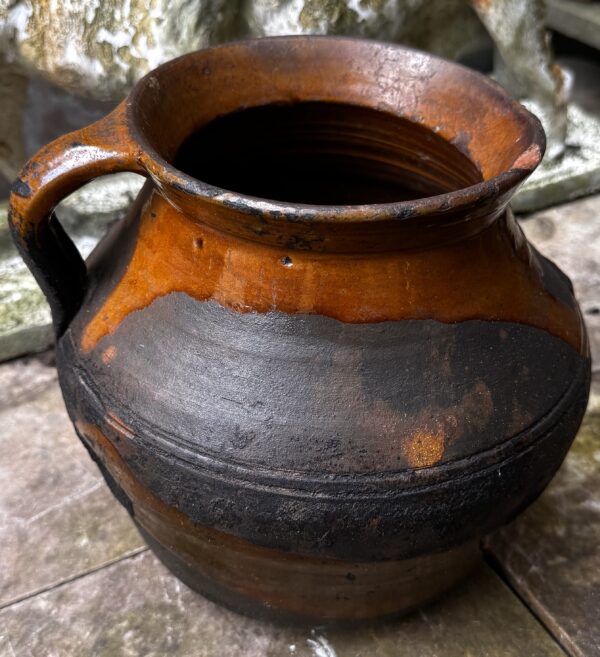 Rustieke donkerbruine aardewerken pot met handvat | Rustic dark‑brown earthenware pot, 1890
